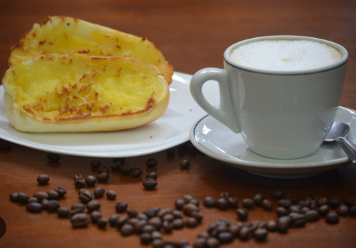 Pão com manteiga e café